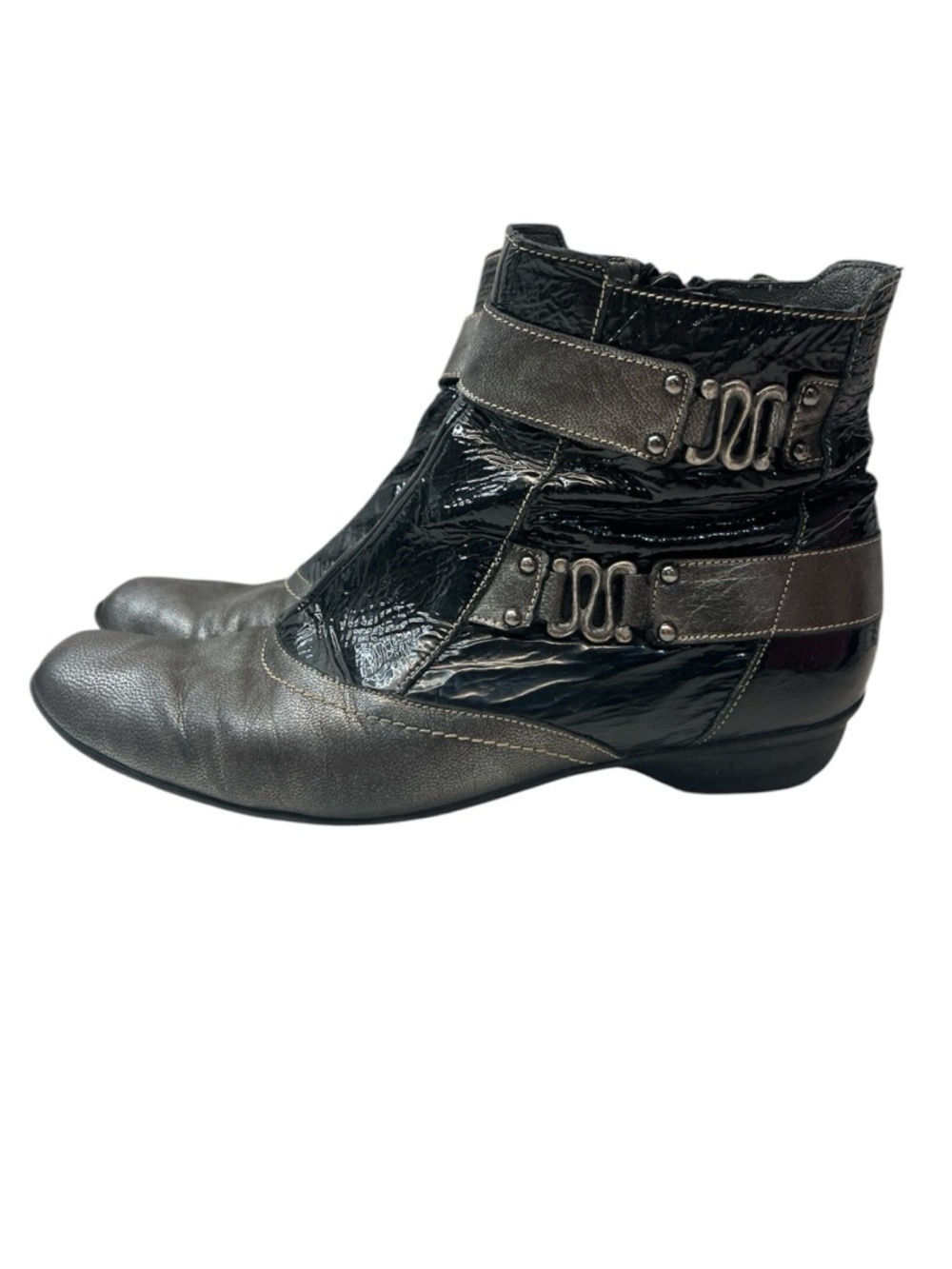 Un Tour en Ville Grey & Black Metallic Patent Leather Ankle Boots, size 38